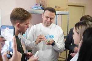 Студенти-медики створюють лабораторні інструменти за допомогою 3D-друку з переробленого пластику.